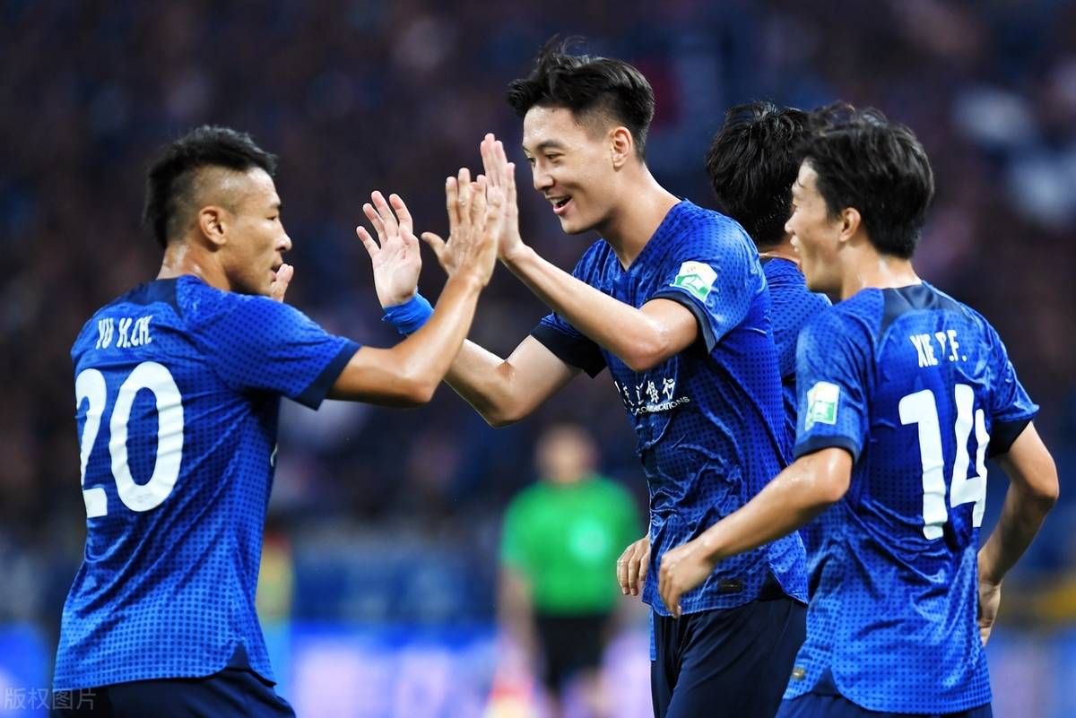 包含上海申花进入全队训练备战下一场比赛的词条