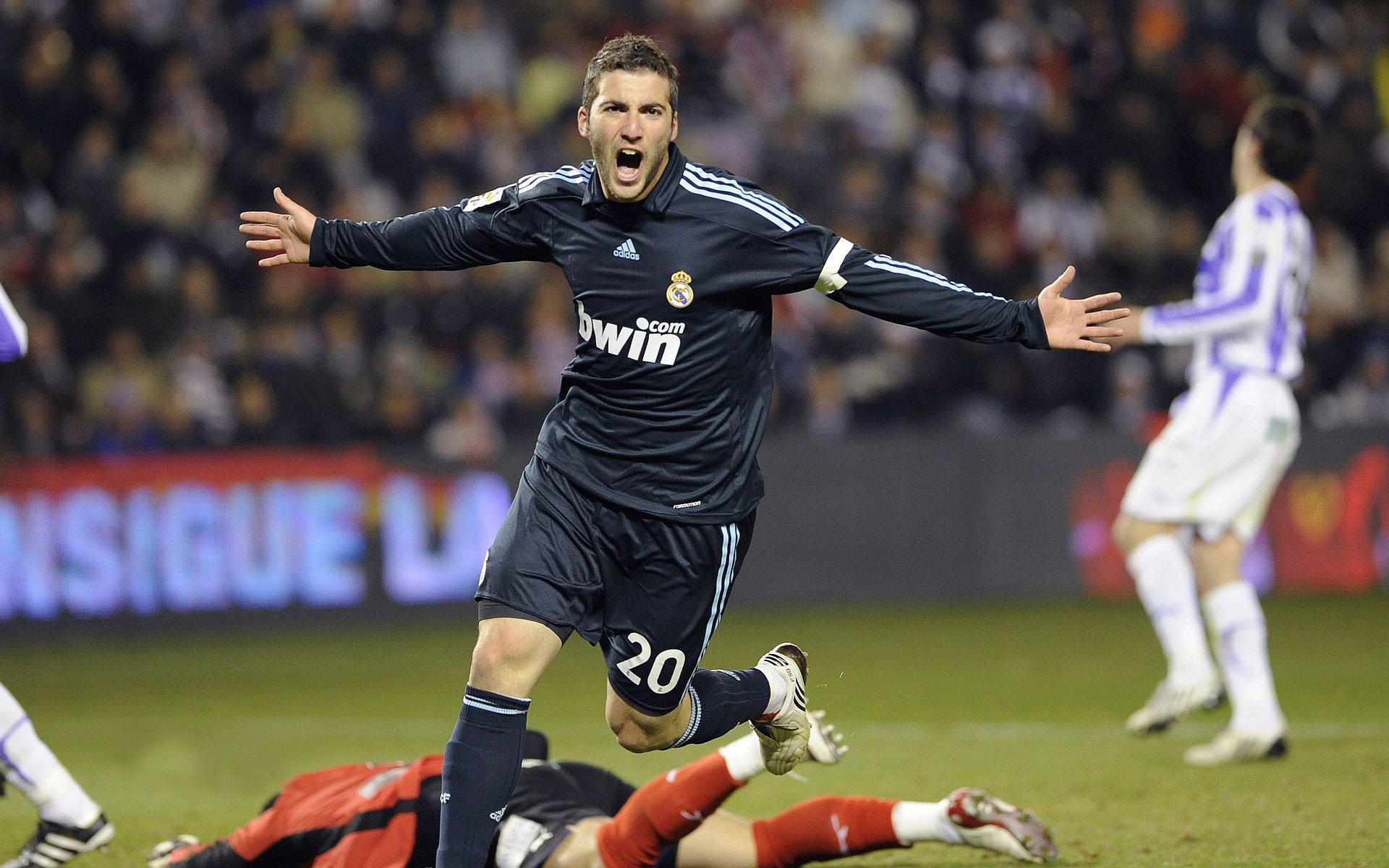 德甲争冠战之夜，斯通斯防守端锁死对手，铸就冠军之盾